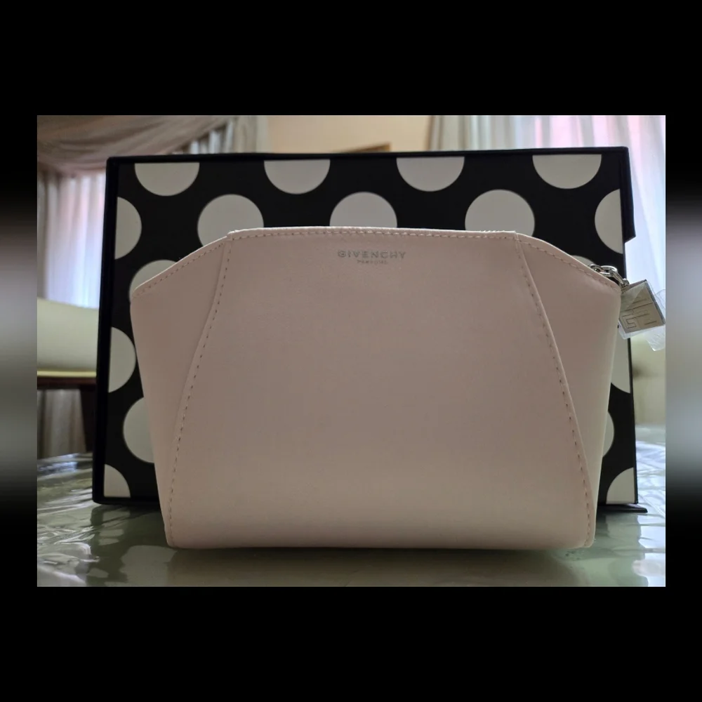 ✨️Givenchy Pouch✨️ - Picture 2 of 3